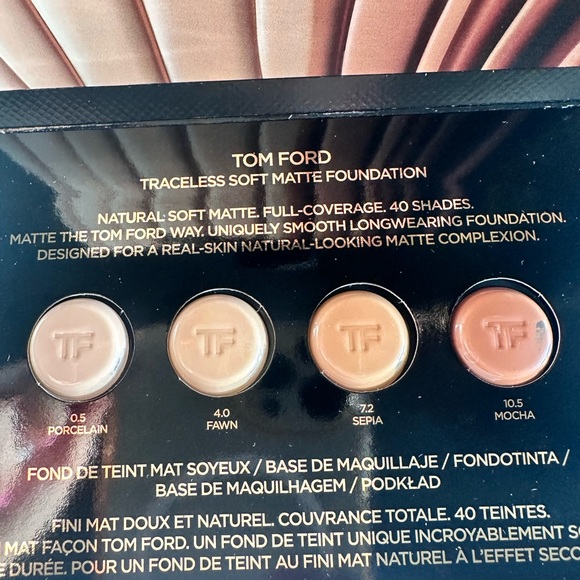 Make up cardboard with different foundation tones - Picture 2 of 4